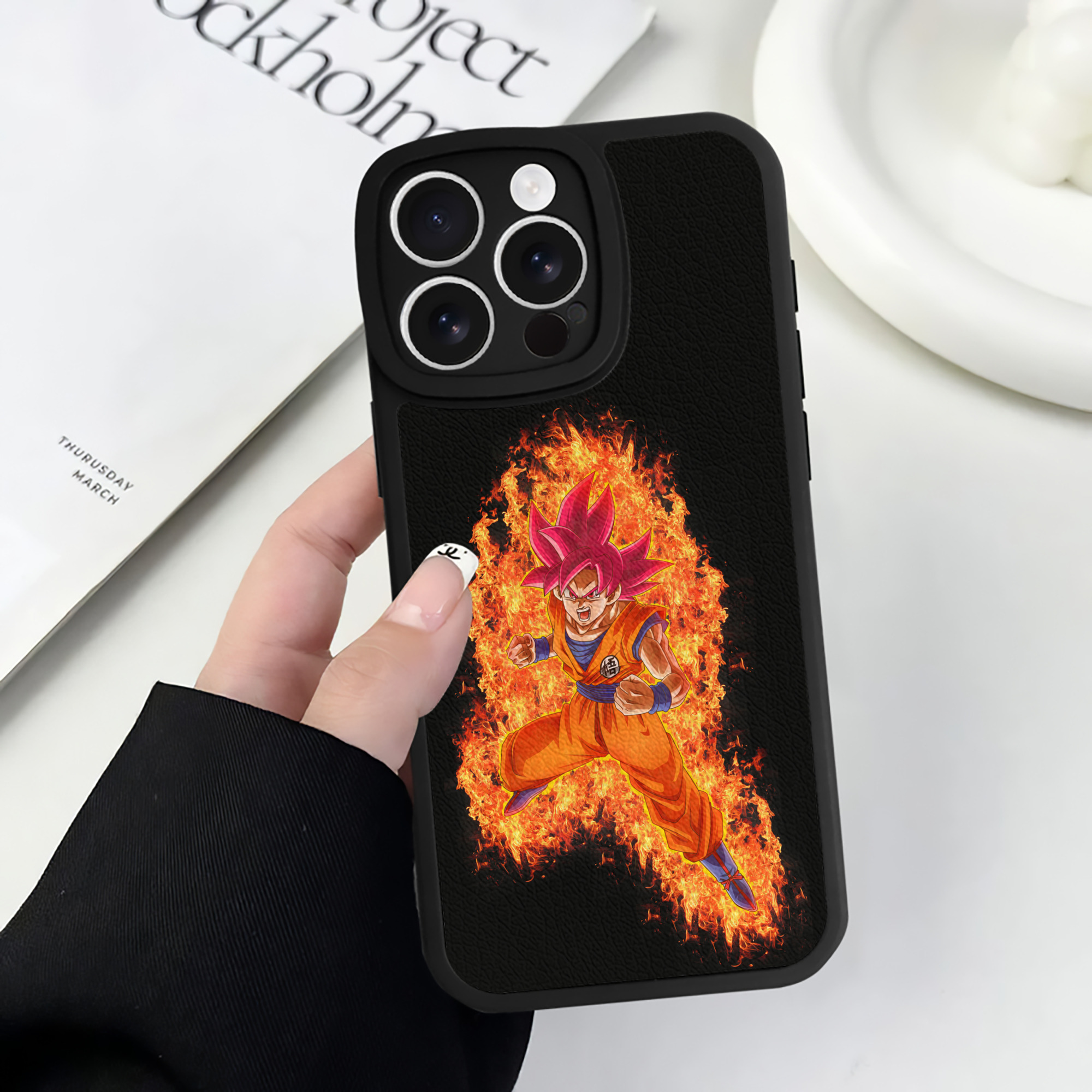 （画像用） ドラゴンボール 孫悟空（そん ごくう）Son Goku カカロット DRAGON BALL Kakarotto 【iPhone 16シリーズ対応】シリコンスマホケース（レザー調） 材質：シリコン